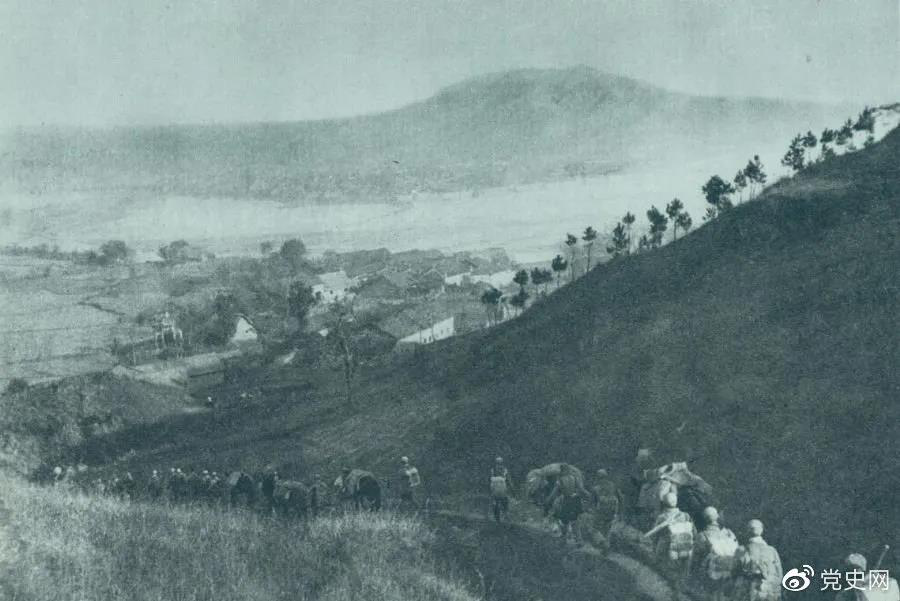 1945年4月6日，太行部队等向白晋、同蒲沿线上的日军展开攻击。这是八路军向祁县开进。